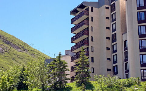 Tignes 338: Gebäude, Himmel, Daytime, Fenster, Pflanze, Natürlichen Umgebung, Grundstueck, Baum, Urban Design, Tower Block