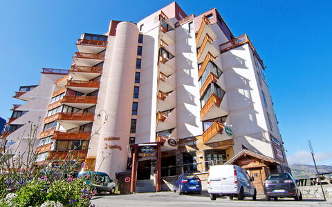 Val Thorens 650: Gebäude, Himmel, Pflanze, Rad, Tower Block, Urban Design, Auto, Eigentumswohnung, Haus