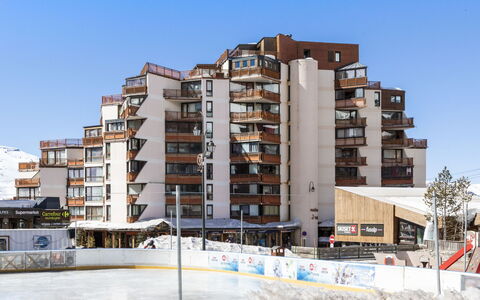 Val Thorens 650: Himmel, Gebäude, Eigentum, Fenster, Baum, Urban Design, Eigentumswohnung, Tower Block, Nachbarschaft, Wohngebiet
