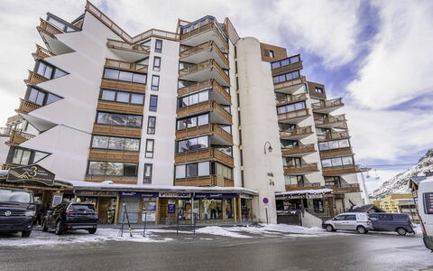 Val Thorens 650: Wolke, Himmel, Gebäude, Rad, Fahrzeug, Auto, Tower Block, Urban Design, Eigentumswohnung