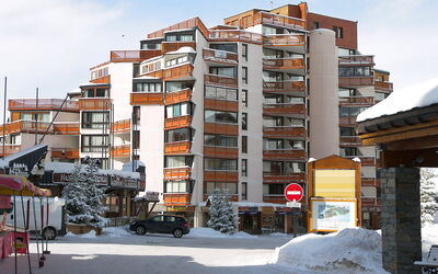 Val Thorens 650: Gebäude, Himmel, Daytime, Eigentum, Fenster, Schnee, Wolke, Rad, Die Architektur