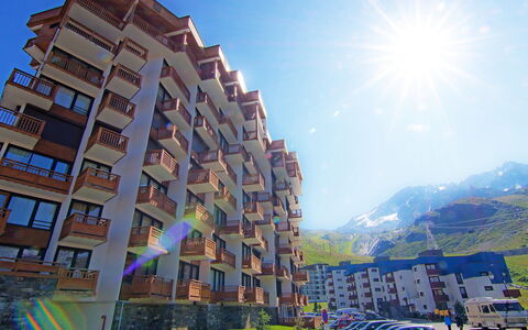Hauts de Chaviere A13: Himmel, Gebäude, Fahrzeug, Fenster, Licht, Natur, Auto, Azurblau, Blau, Urban Design