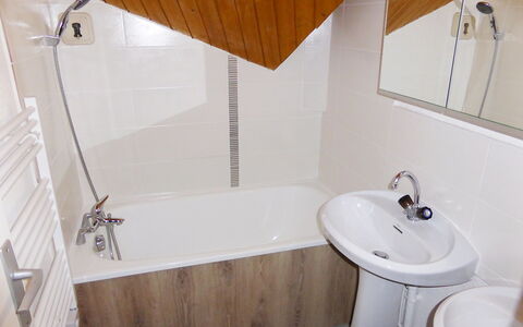 Les Contamines 300: Badezimmer, Eigentum, Zimmer, Zapfhahn, Bad Sink, Fliese, Fussboden, Wand, Armatur, Toilette