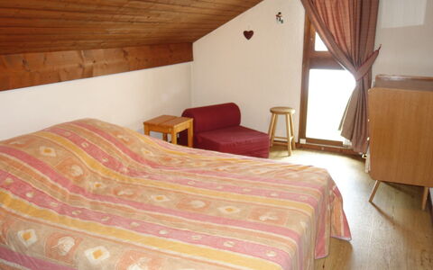 Le Brûlaz: Schlafzimmer, Zimmer, Bett, Möbel, Eigentum, Bettdecke, Bettrahmen, Bedding, Matratze, Fussboden