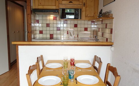 Le Brûlaz: Zimmer, Eigentum, Küche, Möbel, Tabelle, Haus, Esszimmer, Gebäude, Interior Design, Hütte