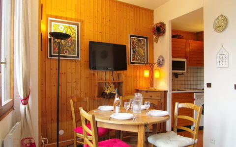 Chamonix 210: Zimmer, Möbel, Eigentum, Interior Design, Gebäude, Haus, Esszimmer, Tabelle, Grundeigentum, Wohnzimmer