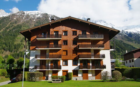 Le Choucas: Wolke, Himmel, Pflanze, Berg, Gebäude, Eigentum, Fenster, Baum, Die Architektur, Grundstueck