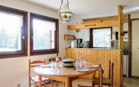 Les Pelarnys: Tabelle, Möbel, Eigentum, Fenster, Gebäude, Holz, Interior Design, Beleuchtung, Fussboden