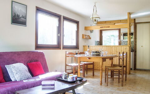Les Pelarnys: Tabelle, Möbel, Couch, Eigentum, Bilderrahmen, Fenster, Interior Design, Holz, Gebäude