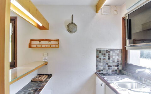 Les Pelarnys: Eigentum, Gebäude, Bilderrahmen, Cabinetry, Spüle, Holz, Interior Design, Regale, Fussboden, Wand