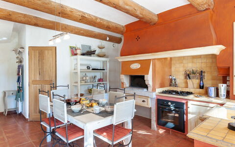 Mas de L'Oulivier: Tabelle, Eigentum, Möbel, Cabinetry, Holz, Countertop, Interior Design, Küche, Fussboden, Flooring