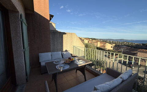 Ophélie: Wohngebiet, Dach, Zuhause, Urban Design, Wohnung, Balkon, Vorort, Abend, Dämmerung, Villa