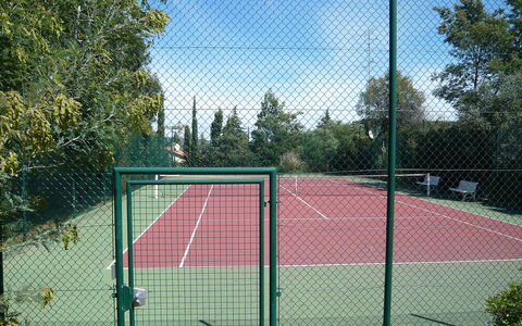 Cavalaire 370: Pflanze, Himmel, Wolke, Zaun, Baum, Sportausrüstung, Gittergewebe, Gras, Wire Fechten, Tennisplatz