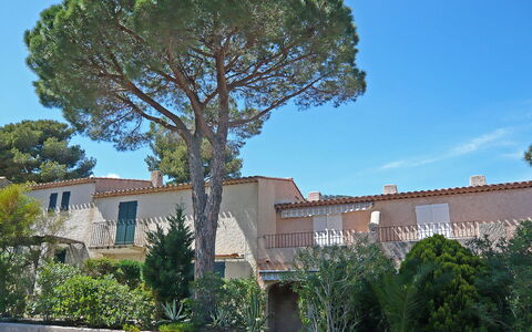 Cavalaire 370: Pflanze, Himmel, Gebäude, Eigentum, Fenster, Wolke, Baum, Urban Design, Nachbarschaft, Haus