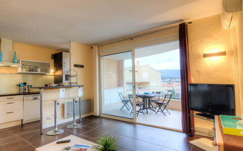 Cavalaire 450: Möbel, Tabelle, Eigentum, Cabinetry, Countertop, Beleuchtung, Holz, Gebäude, Küche, Wohnzimmer