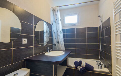 Cavalaire 450: Badezimmer, Zimmer, Fliese, Eigentum, Interior Design, Die Architektur, Fussboden, Gebäude, Wand, Haus