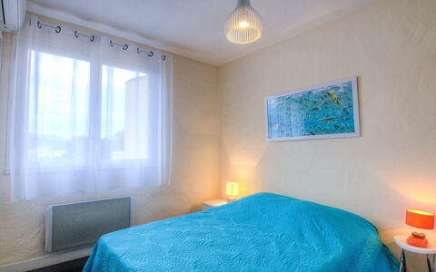 Cavalaire 450: Schlafzimmer, Zimmer, Eigentum, Bett, Möbel, Bettdecke, Türkis, Bedding, Fussboden, Grundeigentum