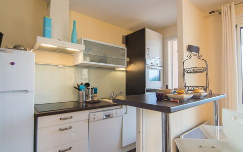 Cavalaire 450: Zimmer, Eigentum, Möbel, Küche, Cabinetry, Countertop, Gebäude, Interior Design, Haus, Gelb
