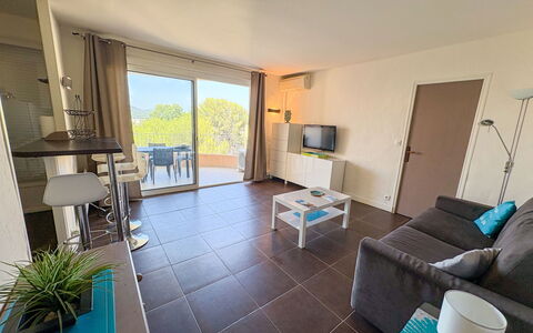 Cavalaire 450: Möbel, Wohnung, Stuhl, Balkon, Gartenmöbel, Hotel, Resort, Küche & Esszimmer Tisch