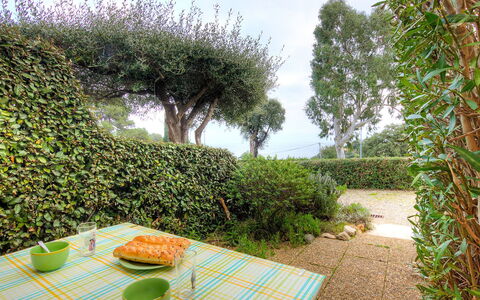Les Jardins de la Mer: Grün, Eigentum, Baum, Grundeigentum, Pflanze, Gras, Strauch, Haus, Hecke, Garten