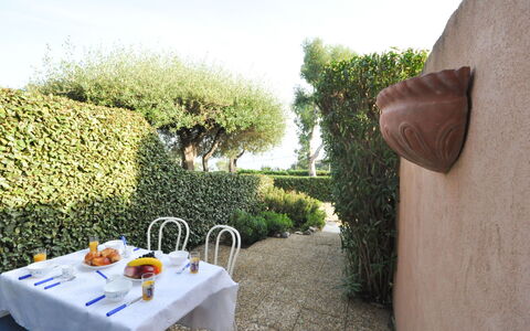 Les Jardins de la Mer: Gebäude, Eigentum, Möbel, Fenster, Komfort, Holz, Interior Design, Schatten, Fussboden