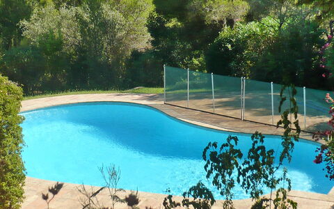 Mas Baladou: Schwimmbad, Wasser, Eigentum, Freizeit, Natürliche Landschaft, Urlaub, Grundeigentum, Baum, Resort, Landschaft