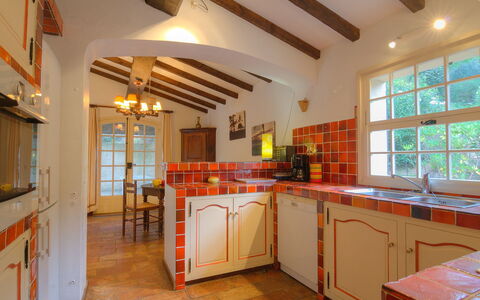 Mas Baladou: Cabinetry, Eigentum, Möbel, Fenster, Holz, Countertop, Orange, Küche, Interior Design, Die Architektur