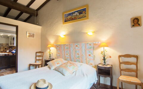 Mas Baladou: Schlafzimmer, Zimmer, Eigentum, Möbel, Bett, Gebäude, Interior Design, Bettdecke, Bettrahmen, Wand