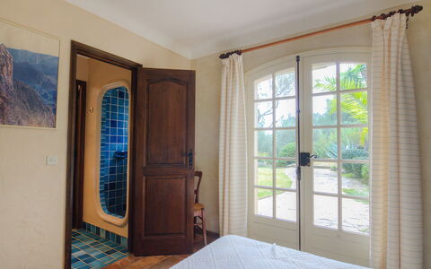 Mas Baladou: Eigentum, Gebäude, Fenster, Holz, Azurblau, Pflanze, Tür, Schatten, Interior Design