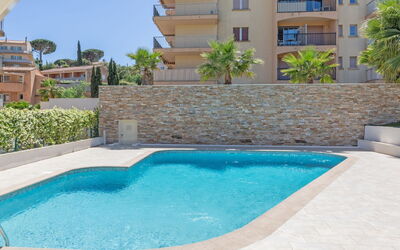 Sainte Maxime 280: Wasser, Eigentum, Daytime, Gebäude, Azurblau, Pflanze, Blau, Schwimmbad, Fenster, Himmel