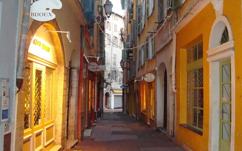 Vieux Nice: Gebäude, Fenster, Infrastruktur, Orange, Strassenbelag, Haus, Nachbarschaft, Holz
