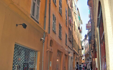 Vieux Nice: Gasse, Strasse, Nachbarschaft, \Stadt, Gebäude, Strasse, Die Architektur, Infrastruktur, Fassade, Menschliche Siedlung