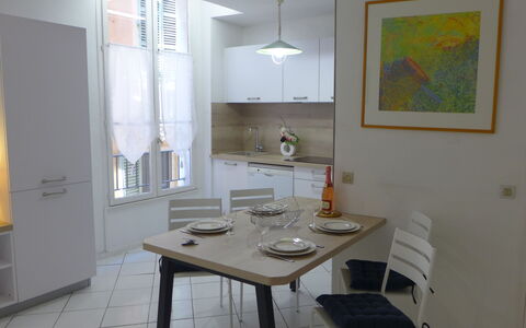 Vieux Nice: Tabelle, Möbel, Gebäude, Holz, Interior Design, Fussboden, Flooring, Haus, Stuhl, Lampe