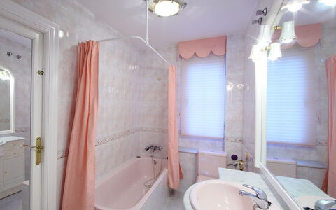 Villa Mimosa: Badezimmer, Eigentum, Zimmer, Armatur, Rosa, Interior Design, Haus, Fussboden, Grundeigentum, Toilette