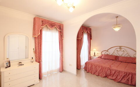 Villa Mimosa: Schlafzimmer, Bett, Zimmer, Eigentum, Möbel, Interior Design, Bettrahmen, Bettdecke, Decke, Fussboden