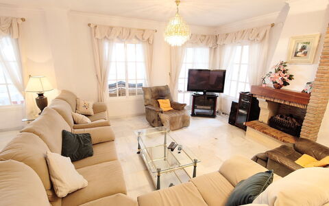 Villa Mimosa: Wohnzimmer, Eigentum, Zimmer, Möbel, Interior Design, Gebäude, Haus, Vorhang, Decke, Grundeigentum