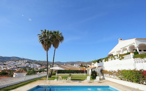 Villa Tulipán: Eigentum, Schwimmbad, Resort, Gebäude, Grundeigentum, Urlaub, Azurblau, Palme, Haus, Wohnung