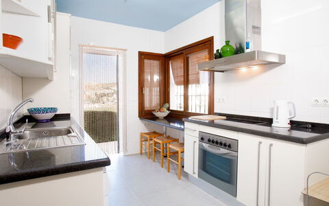 Villa Tulipán: Zimmer, Eigentum, Countertop, Küche, Möbel, Cabinetry, Interior Design, Gebäude, Haus, Grundeigentum