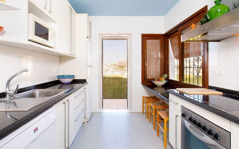 Villa Tulipán: Eigentum, Zimmer, Countertop, Küche, Cabinetry, Möbel, Gebäude, Interior Design, Haus, Grundeigentum