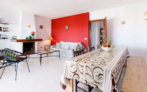 Villa Tulipán: Möbel, Zimmer, Eigentum, Interior Design, Fussboden, Tabelle, Gebäude, Schlafzimmer, Haus, Wand