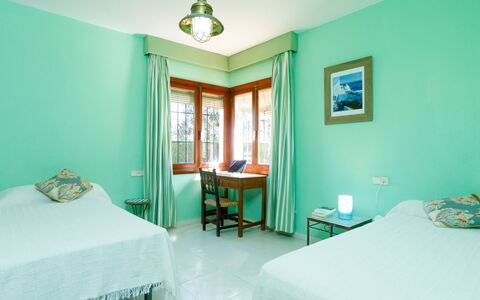 Villa Tulipán: Schlafzimmer, Zimmer, Möbel, Eigentum, Grün, Bettdecke, Bett, Türkis, Blau, Interior Design