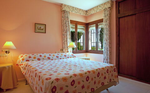 Villa Tulipán: Schlafzimmer, Zimmer, Bett, Eigentum, Möbel, Bettdecke, Bettrahmen, Interior Design, Fussboden, Wand