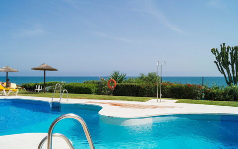 Mijas Beach: Schwimmbad, Eigentum, Urlaub, Resort, Grundeigentum, Freizeit, Himmel, Azurblau, Haus, Karibik