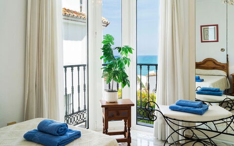 Mijas Beach: Blau, Zimmer, Wohnzimmer, Möbel, Interior Design, Eigentum, Vorhang, Grün, Zuhause, Gebäude