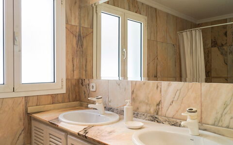 Mijas Beach: Badezimmer, Zimmer, Badezimmerschrank, Eigentum, Interior Design, Fliese, Sinken, Bad Zubehör, Zapfhahn, Wand