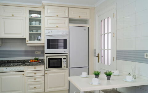 Mijas Beach: Countertop, Cabinetry, Zimmer, Küche, Möbel, Eigentum, Interior Design, Fussboden, Gebäude, Fliese