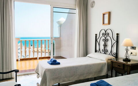 Mijas Beach: Schlafzimmer, Möbel, Zimmer, Bett, Bettrahmen, Interior Design, Eigentum, Bettdecke, Matratze, Wand