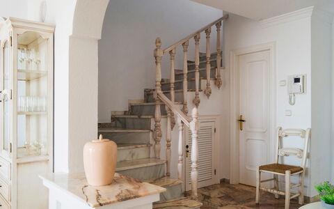 Mijas Beach: Zimmer, Eigentum, Interior Design, Treppe, Gebäude, Wand, Möbel, Fussboden, Haus, Decke