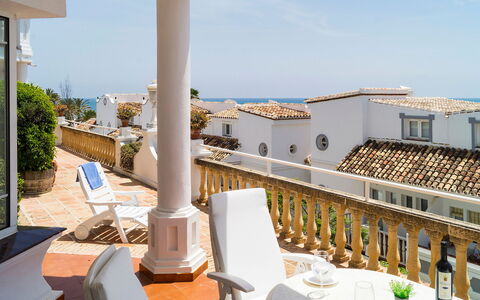 Mijas Beach: Himmel, Möbel, Gebäude, Geschirr, Tabelle, Pflanze, Stuhl, Strandresort, Gartenmöbel, Schatten