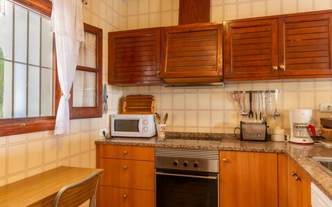 Can Fulgencio Ii: Cabinetry, Countertop, Eigentum, Gebäude, Spüle, Küchengerät, Haushaltsgerät, Fenster, Herd, Küche
